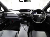 上質で落ち着いた印象のインパネ。視界も広々で運転しやすいです。