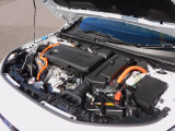エンジンルーム・3つのハイブリッドシステムによる、スムーズな走り出し、吸い付くような安定感、電動感を大きく高めた静粛でシームレスな加速