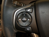 【ステアリングリモコン】ステアリングにオーディオ調節可能なスイッチが装備されていますので運転中でも視線をそらさずにオーディオの調節が可能です!
