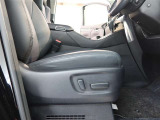 パワーシート搭載。微妙な調整が手軽にでき、ピッタリなポジションで運転することが可能です。