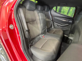後部座席も気になるようなキズ・汚れやへたり等、大きなダメージはなく、良好な状態です。
