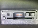 高速道路のご利用時にとても便利なETC車載器付。カードをセットするだけで高速道路を利用でき、お財布にも優しく,料金所をノンストップで通過でき便利です。