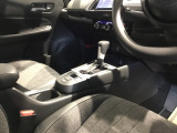 運転席周辺のスマートなレイアウトが、操作のしやすさを実現。快適なドライブをサポートします。手元で操作ができる、電子制御パーキングブレーキ。