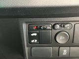 【リア片側パワースライドドア】リモコンなどで自動開閉。Hondaスマートキーを携帯していれば、軽い力で解錠とドアオープンが行えます。半ドア状態まで閉めると、自動的に全閉する機能付き。