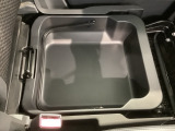 助手席のシート下には便利な収納スペースがあります。