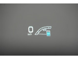 運転手の目の前のガラスにスピードメーター等を表示してくれるヘッドアップディスプレイ。視線の移動が少なくてすむので運転に集中できます。