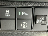 パーキングセンサーシステムは走行中に障害物が迫ると音と表示でお知らせ、低速走行時時の安心感を高めます