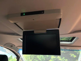 【フリップダウンモニター】大画面モニターで後席でもエンタメをお楽しみいただけます。小さなお子様にも大人気の装備です♪