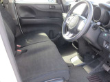 【運転席】運転席も広々とゆったりしております。広いと乗り降りもラクラクですし、運転時も疲れにくく、運転しやすいですよ。