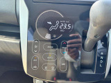 タッチパネル式のオートエアコンで車内はいつでも快適空間です♪ついでにお掃除も楽々です♪