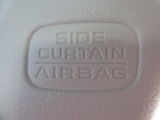 サイドカーテンエアバックシステムは、側面衝突時に大人から子供までさまざまな体格の乗員の頭部や頚部を広範囲で保護。特にセンターピラーへの頭部衝突を防ぐ展開性能を実現しています。