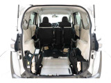 後席を格納すると大きなスペースが出来るので大きな荷物も積み込めます!