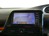バックガイドモニター付き。車両後方の映像をナビ画面に表示し、駐車などの後退操作をサポートします。