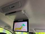 【フリップダウンモニター】大画面モニターで後席でもエンタメをお楽しみいただけます。小さなお子様にも大人気の装備です♪