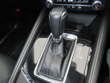 CX-5のシフトレバーです。MTモード付きの6ATで、しなやかな走りを支えます。