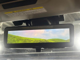 【スマートリヤビューミラー】後席の大きな荷物や同乗者で後方が確認しづらい時でも安心!カメラが撮影した車両後方の映像をルームミラー内に表示。クリアな視界で状況の確認が可能です!