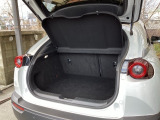 トランクの広さは、どうです、たくさんの荷物が積めますよ。トノカバー付き。荷室のプライバシーを守ってくれます。見た目もスッキリ、防犯性も高まります。
