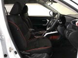 高いホールド性で運転姿勢が安定します。長距離ドライブでも疲れにくいのが魅力です。快適なドライビングライフをお送りください♪