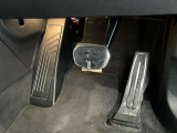 【ペダル】BMWはオルガン式アクセルペダルを採用しています。踏み込む足とペダルが同じ軌跡を描くため、かかとがずれにくく、アクセルコントロールがよりしやすくなるメリットがあります。