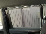 後部座席サンシェード付き。