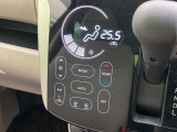【オートエアコン】一度お好みの温度に設定すれば、車内の温度を検知し風量や温度を自動で調整。暑い&hellip;寒い&hellip;と何度もスイッチ操作をする必要はありません。快適な車内空間には必須の機能ですね♪