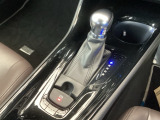 シンプルでとても使いやすいフロアシフトに、パーキングブレーキは、電子制御パーキングブレーキです。