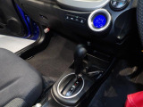 【シフト】操作しやすいインパネシフトを採用。手に馴染む形状で、スムーズな切り替えが可能です。周辺も目立つ擦れなどなく綺麗な状態で、ハイブリッド車ならではの先進的なデザインが室内を彩ります。