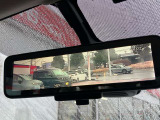 スマートルームミラーが付いております。後席に人が乗車した時や沢山の荷物を積んだ時もバックミラーの視界が遮られる事無く見えるので便利です♪