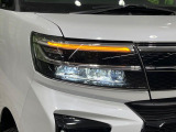 【LEDヘッドライト】悪天候や夜間走行時も良好な視界を確保し安心して運転できる高輝度LEDヘッドライトを装備!点灯速度が早く、消費電力も抑えられています。