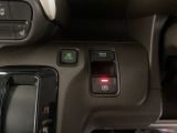 セレクトレバーの右に電子制御パーキングブレーキがあります。スイッチひとつで、停車した地点の傾斜などをシステムが検知・判断してブレーキ力を自動的に最適制御し、しっかり停車できるパーキングシステムです。