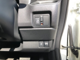 【片側電動スライドドア】リモコンや運転席のスイッチ操作のほか、ドアハンドルを少し引くだけでリアドアが自動開閉します♪