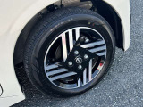 純正アルミホイールを装着しています。安全運転で楽しいドライブを。