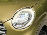 【LEDヘッドライト】悪天候や夜間走行時も良好な視界を確保し安心して運転できる高輝度LEDヘッドライトを装備!点灯速度が早く、消費電力も抑えられています。