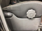 シートハイトアジャスターが付いているので運転姿勢を調整するのに便利ですね。身長に合ったシートポジションは安全運転や疲労軽減にもつながります。