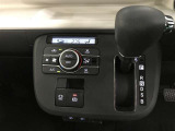 左右独立温度コントロールフルオートエアコンです。運転席、助手席それぞれで独立して温度設定ができます。冷え性の方が乗っても安心ですね♪