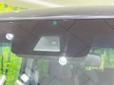 【ホンダセンシング】走行中に前方の車両等を認識し、衝突しそうな時は警報とブレーキで衝突回避と被害軽減をアシスト。より安全にドライブをお楽しみいただけます。