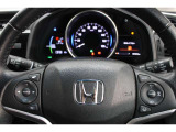 ハンドル左側にはオーディオ操作が出来るオーディオリモートコントロールスイッチ、右側にはHondaSENSINGとオートクルーズスイッチを装備!長距離運転や高速道路の運転では大活躍です!