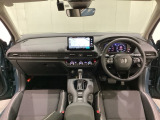 車内は光触媒抗菌消臭施工済です。スタイリッシュなデザインでスポーティなインパネ周りを演出します。グローブボックスやカップホルダーのほかにトレーなどたくさんの収納スペースが付いています。