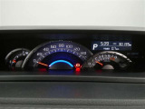 各操作スイッチは使いやすい位置に配置され、とっても見やすいメーターです。夜間時はラグジュアリーな気分にさせてくれる照明が魅力ですので、夜のドライブも楽しみになりますよ♪