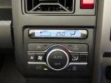 オートエアコンを装備しています。室内の温度を設定すると、センサーが室温を感知して、温度、風量を自動的にコントロールし、快適な空間にしてくれます。