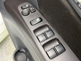 【電動格納ミラー】サイドミラーは電動格納式となっており、狭い駐車場でもキズがつくリスクを抑えられます。