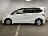 狭い駐車場でも、スライドドアならチャイルドシートへのお子さまの乗降や荷物の積載もスムーズ。とても便利な【両側電動スライドドア】ドアハンドを少し引くだけでリアドアが自動開閉します。