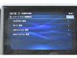 自身のスマホにインストールされてるアプリを表示、使用できるApple CarPlay/Android Autoにも対応しています※使用には外部入力ユニットまたはipod・USB接続ケーブルが必要です。