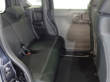 リアシートは足元も広々していて足を組めるほど余裕があります!又背もたれを左右別々に倒せるので長い物でも積めます。