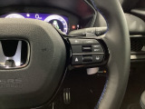 ステアリング右手側に安全運転支援機能のホンダセンシングをコントロールするスイッチ、左手側にオーディオ関連のコントロールスイッチを配置、視線を逸らすことなく運転に集中できます