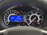 【メーターまわり】ドライバーから見やすい位置にあって安全運転に寄与します。メーターも見やすくてシンプルなデザインになっております。