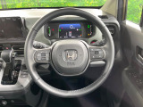 インテリアに合わせたデザインのステアリングは、運転される方のことも考え、運転しやすい形状、大きさです。是非一度、実際に触ってお確かめください。