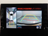 パノラミックビューモニター付きです。車両を上から見たような映像をモニター画面に表示。運転席からの目視では見にくい、車両周辺の状況をリアルタイムでしっかり確認できます。