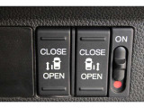 乗り降りラクラクな両側パワースライドドアが装備されてます。運転席からもリモート操作が可能です。外からはリモコンキーで開閉することができます。巻き込み防止機能もありますので安心です。