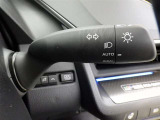 【オートライト】車外の明るさに応じて、自動的にライトの点灯・消灯をしてくれます。